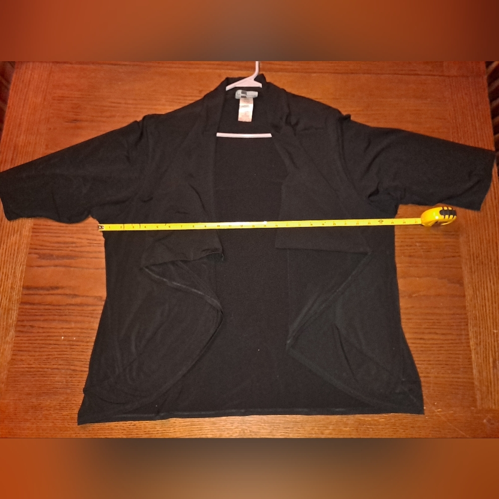 Figure flattering solid black lightweight jacket - Picture 3 of 6